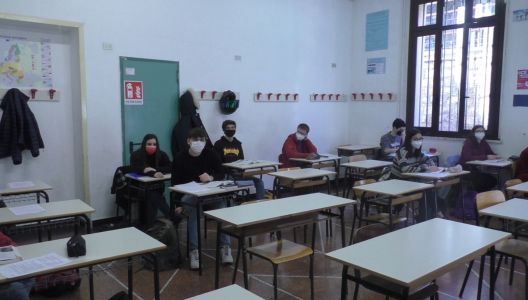 Genova, gli studenti tornano a scuola: "Finalmente non stiamo sei ore davanti a uno schermo"