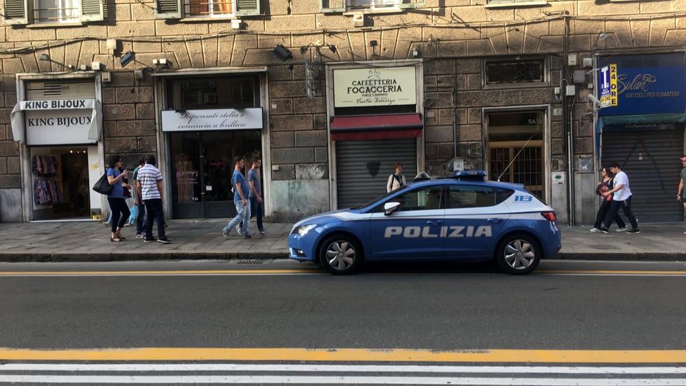 Genova, con il lampeggiante blu sull'auto ma non è un poliziotto: denunciato