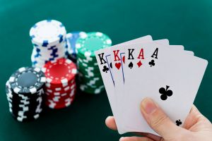 Genova Pegli, 12 sanzionati per un poker: non rispettate norme anti Covid