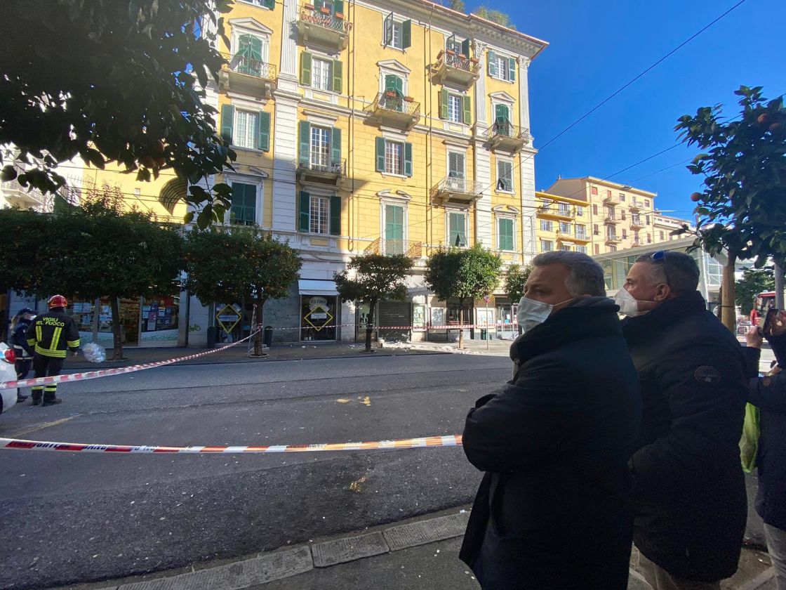 La Spezia, crolla un terrazzino in marmo: viabilità bloccata