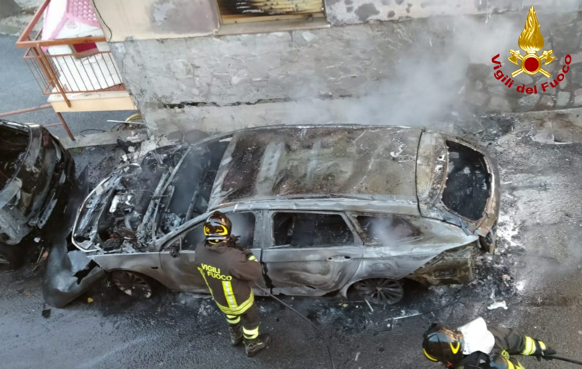 Genova, incendia la propria auto per riscuotere il premio assicurativo: denunciato