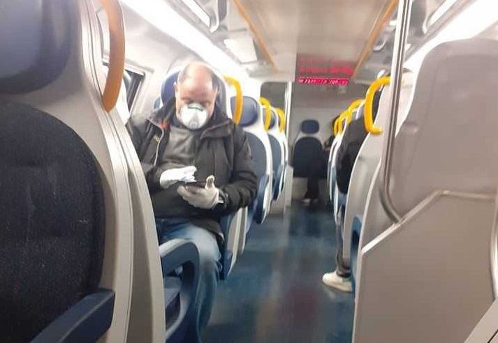 Chiavari, sul treno senza mascherina minaccia di azionare il freno d'emergenza