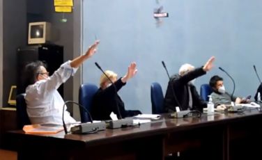 Cogoleto, saluto romano durante il consiglio comunale nel giorno della memoria