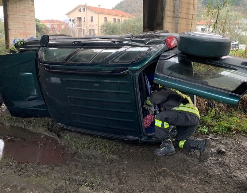 La Spezia, vola con l'auto giù da una rampa in A12: illeso dopo una caduta di 10 metri