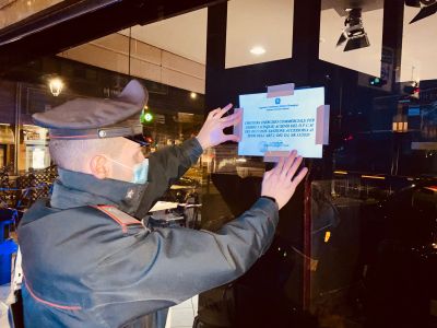 Imperia, beve caffè dentro il bar: 400 euro di multa e locale chiuso cinque giorni