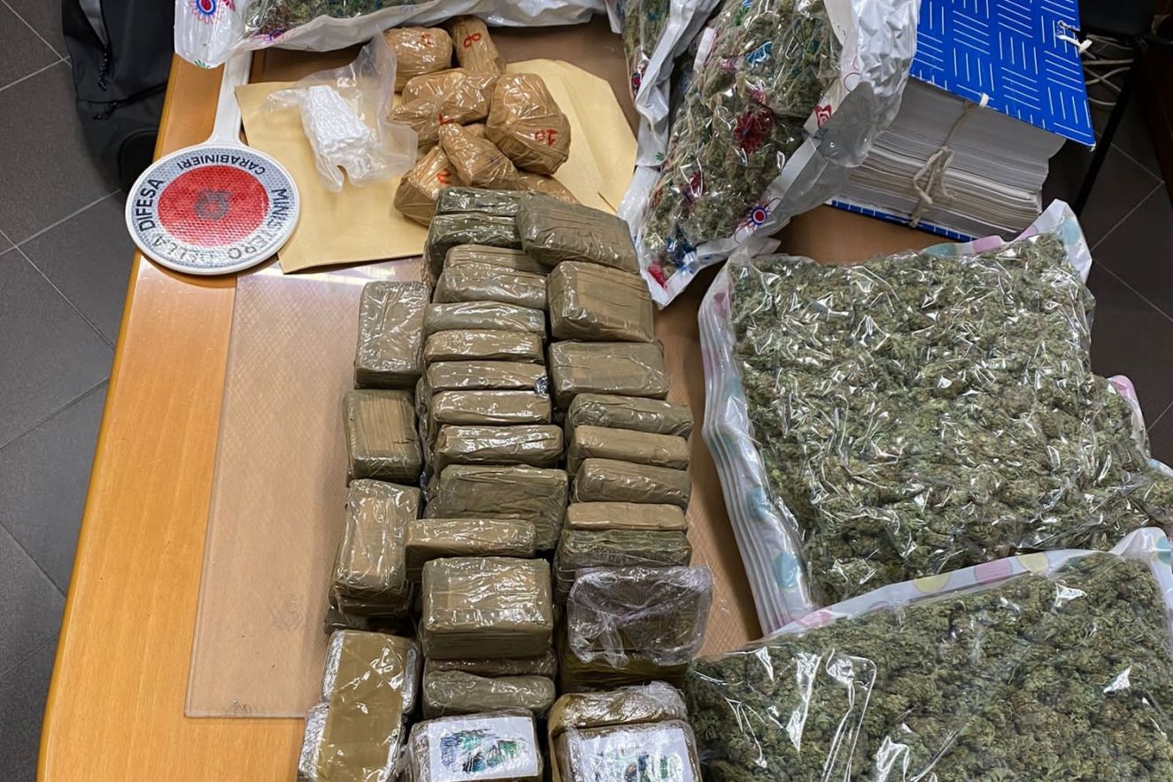 Genova, scoperti con 30 kg di droga in garage: arrestati