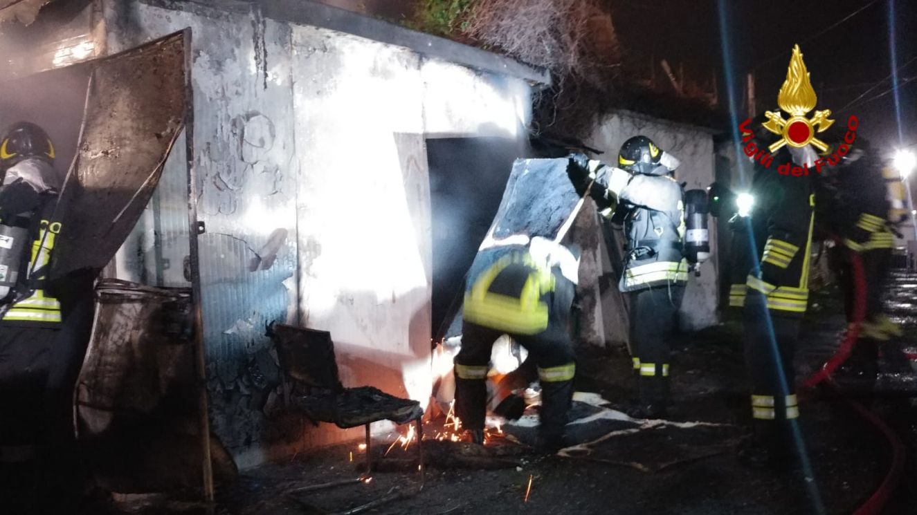 Genova, a fuoco una baracca alla Foce utilizzata come rifugio dai clochard