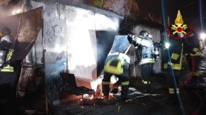 Genova, a fuoco una baracca alla Foce utilizzata come rifugio dai clochard
