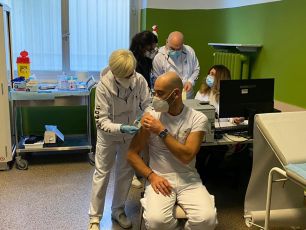 Covid, Bassetti: "Estendere il vaccino Astrazeneca anche oltre i 55 anni"