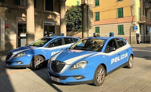 La Spezia, rapina e prende a calci e pugni una donna in strada: arrestato