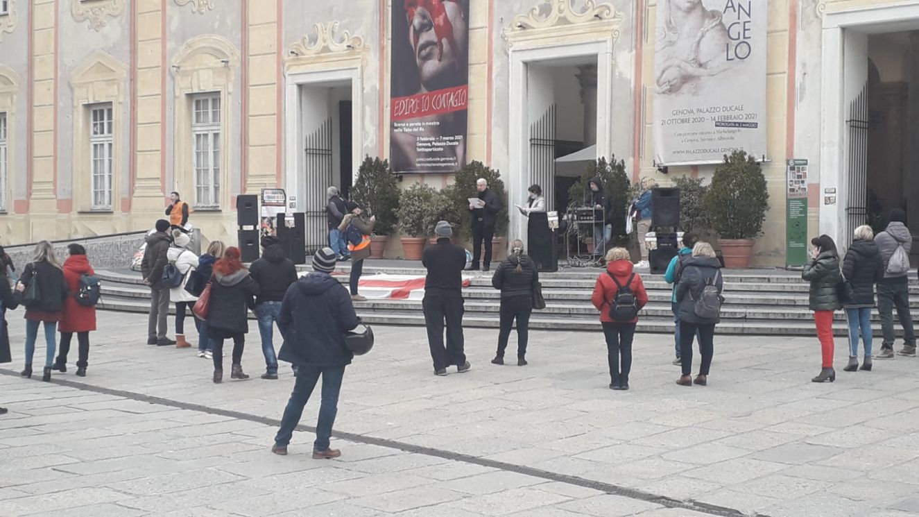 Genova, manifestazione "OraBasta!": poche decine di persone in De Ferrari 