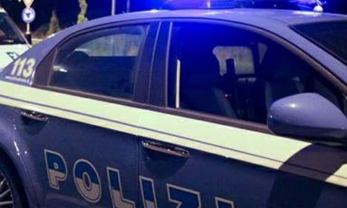 Genova, ubriaco prende a testate i cassonetti: fermato dalla polizia