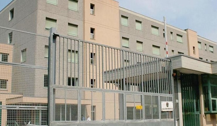 Carcere di Sanremo, detenuto dà fuoco alla cella: poliziotto intossicato