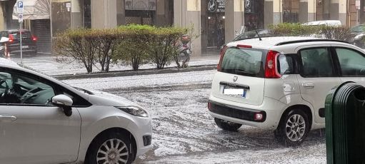 Maltempo, pioggia, grandine e cielo giallo: lo strano fenomeno sulla Liguria