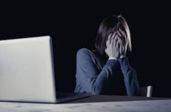 Covid, il 67% dei genitori nota un cambio del rapporto dei figli con il web