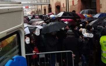 Genova, migliaia di ecuadoriani in coda al Porto Antico per le elezioni: "Una vergogna"