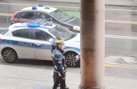 Genova, minaccia titolare di un negozio e viene arrestato per violenza sessuale