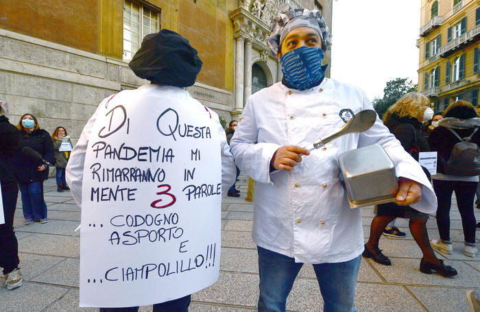 Genova, protesta dei Ristoratori Uniti: "Dobbiamo aprire anche a cena"