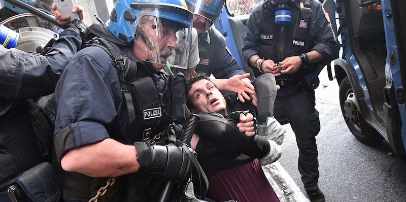 Genova, condannati a 40 giorni i 4 poliziotti che picchiarono un giornalista