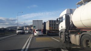Cantieri in autostrada e ghiaccio: la viabilità della Valpolcevera va in tilt 