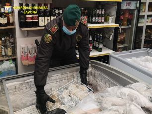 Savona, 250 kg di carne e pesce scaduti: sequestrato mini market in via Cavour