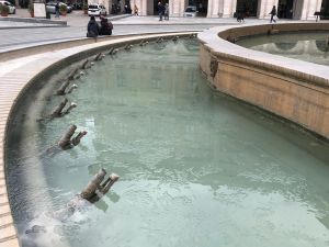 Genova, temperature a picco: la fontana a De Ferrari ghiacciata