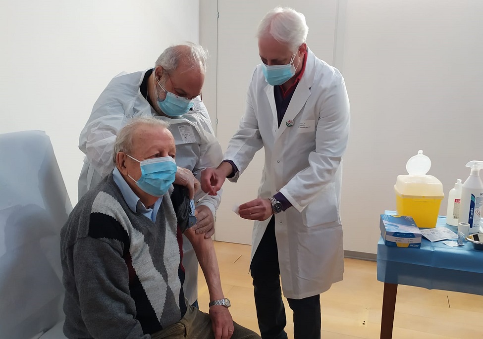 Covid, al via le prenotazioni dei vaccini in Liguria: primo giorno per gli over 90