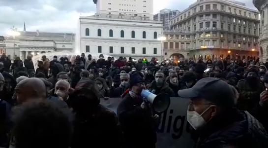 Genova, i ristoratori scendono in piazza: "Fateci lavorare"
