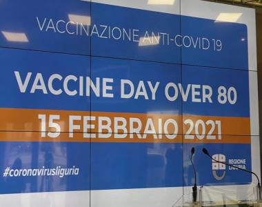 Vaccino Covid, al via le prenotazioni on line per gli over 90