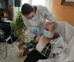 Vaccini Liguria, la proposta delle opposizioni: "Servizio di trasporto per chi ne ha bisogno"