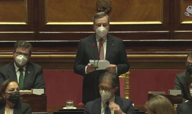 Draghi al Senato: "Il nostro dovere è combattere con ogni mezzo la pandemia"