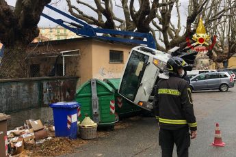 Genova, camion si ribalta nel Polcevera: operaio in codice rosso