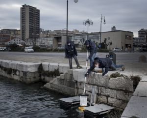 Porto di Trieste, il primo Seabin 'mangia-plastica' installato al Molo fratelli Bandiera