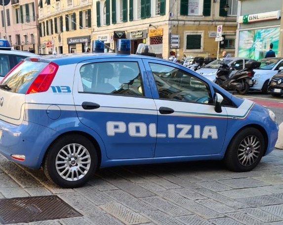 Genova, esce dalla questura e tenta due furti: 30enne arrestato
