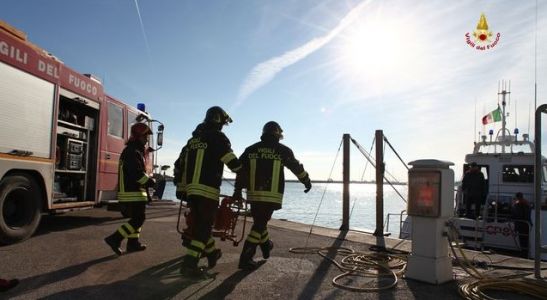 Imperia, incendio nella notte su una barca a Santo Stefano al Mare: salvi i 2 occupanti