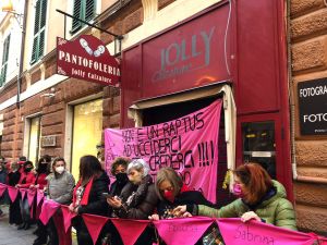 Genova, manifestazione al di fuori dalla pantofoleria di Clara Ceccarelli