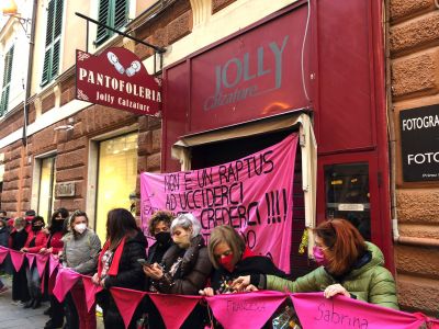 Genova, manifestazione al di fuori dalla pantofoleria di Clara Ceccarelli