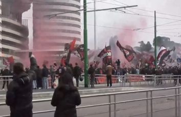 Derby Milan-Inter, migliaia di tifosi fuori dallo stadio: tensione a San Siro