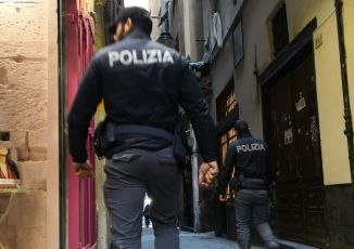Genova, organizzano una festa in un ortofrutta: 15 persone multate