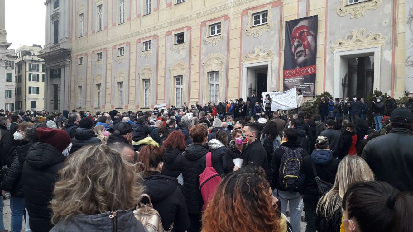 Genova, i ristoratori scendono in piazza: la protesta si allarga ad altre categorie