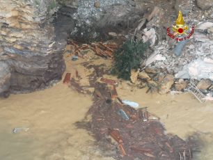 Camogli, frana sotto il cimitero: circa duecento bare finite in mare