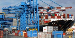 Il 56% delle merci contraffatte e sequestrate viaggia in container via mare