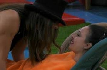 Gf Vip, Dayane si dichiara a Rosalinda ma ribadisce: "Mia figlia mi sta guardando"