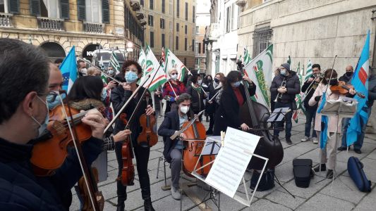 Genova, la protesta dei lavoratori dello spettacolo: l'Inno d'Italia di fronte alla Prefettura