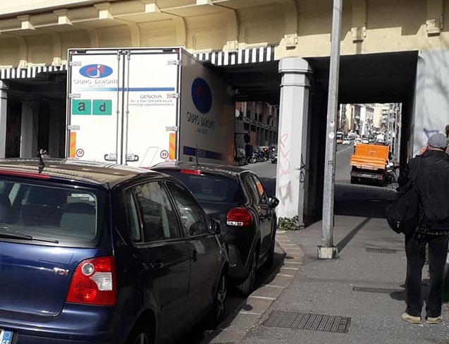 Sturla, camion resta incastrato sotto il ponte della ferrovia in via Isonzo