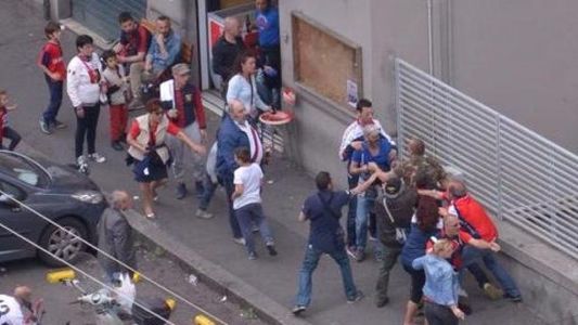 Genova, scontro tra ultras di Genoa e Sampdoria all’altezza di via Casaregis