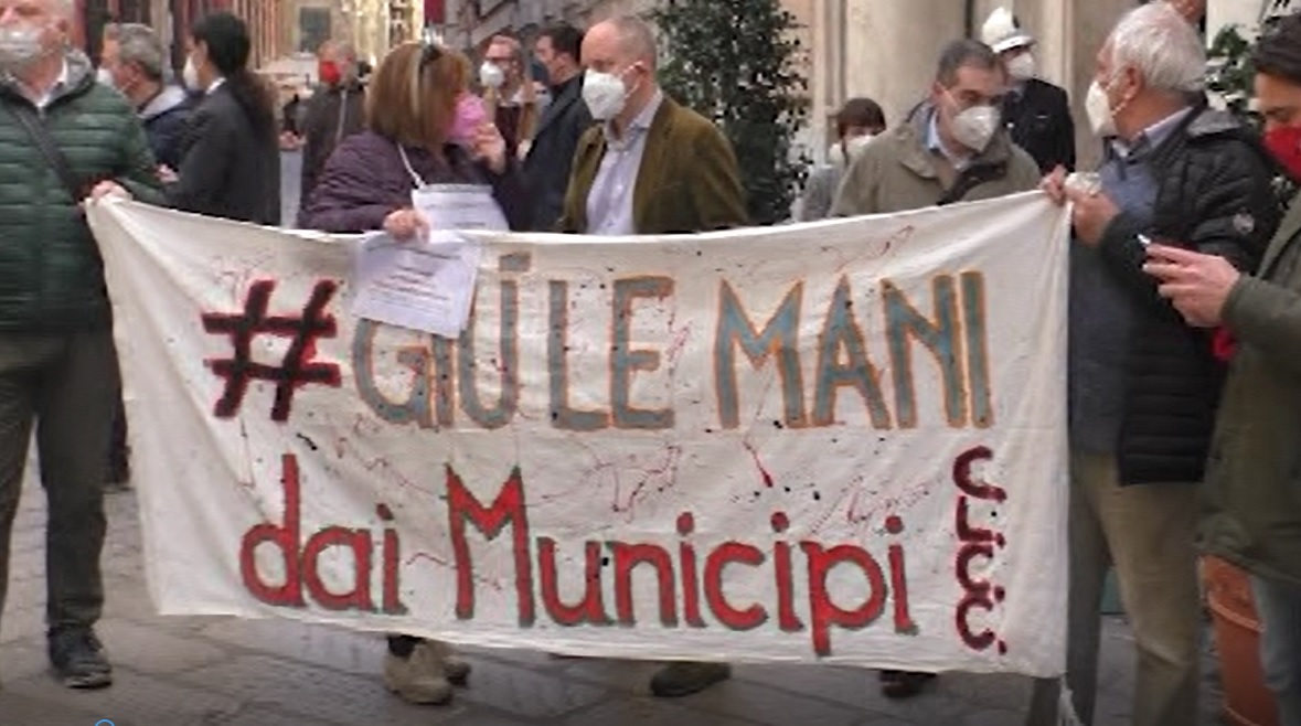 Genova, approvata la riforma sui municipi: furia opposizione, la risposta di Bucci 