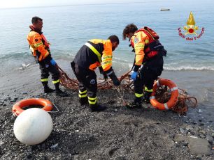 Cimitero crollato a Camogli, i gabbiani fanno scempio dei cadaveri sulle spiagge