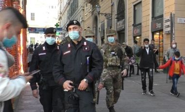 Genova, spintona i carabinieri durante un controllo: fermato con lo spray urticante