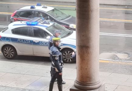 Genova, fermato senza mascherina prende a calci e pugni i vigili: arrestato